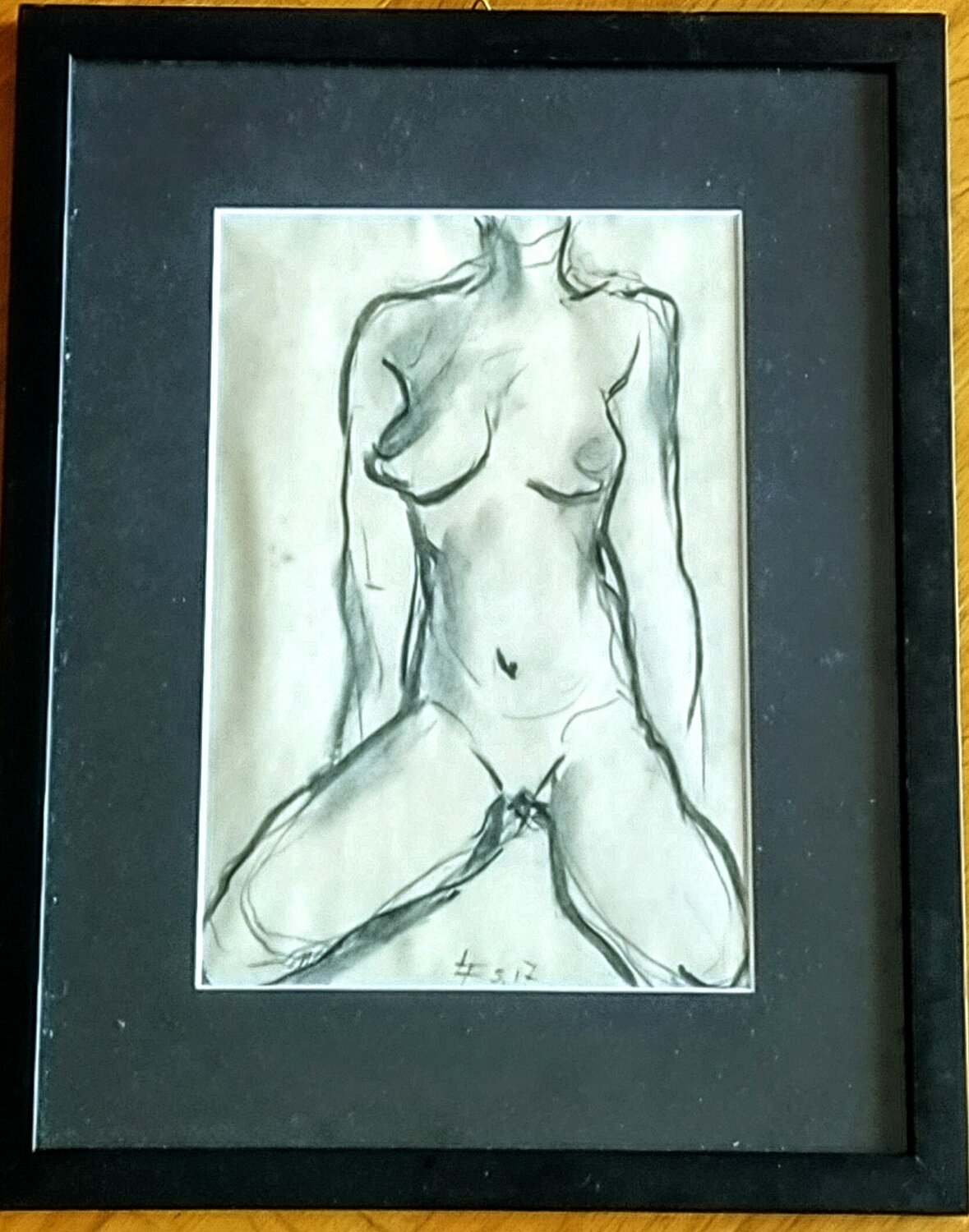 Donna inginocchiata Luca Tassone