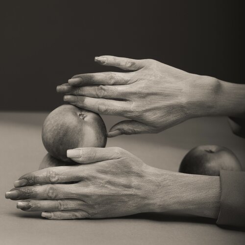 Hands di Zhanar Kuzhakhmetova, Fotografia in vendita su Singulart