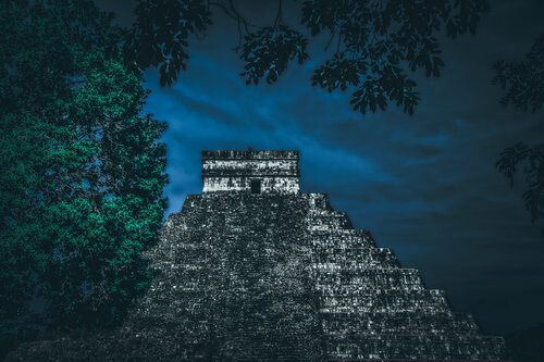 Mystisches Maya-Land: Die Kukulcan-Pyramide in Chichen Itza by Andreas Bromba, Photography for Sale on Singulart
