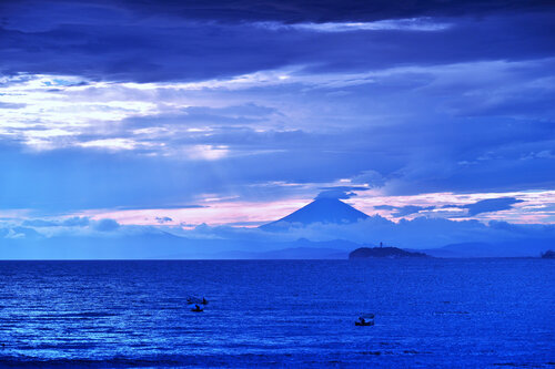 Fuji-san, der heilige Berg Japans in einem magischen Blau by Andreas Bromba, Photography for Sale on Singulart