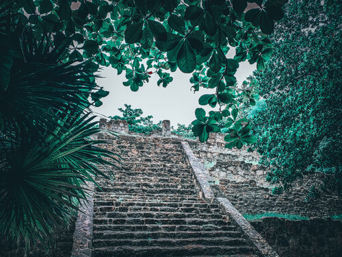 Mystisches Maya-Land: Treppe zum Tempel (bei Cancun) by Andreas Bromba, Photography for Sale on Singulart