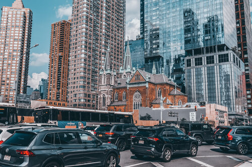 New York: Glas, Backstein, Autos – alles zusammen in einem Bild! by Andreas Bromba, Photography for Sale on Singulart