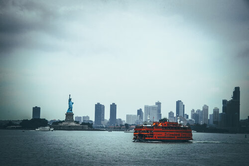 New York: Staten Island-Fähre – bei Wind und Wetter an der Freiheitsstatue vorbei by Andreas Bromba, Photography for Sale on Singulart