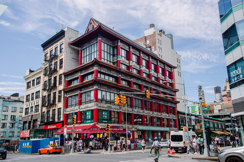 New  York: Das rote Haus in China-Town by Andreas Bromba, Photography for Sale on Singulart