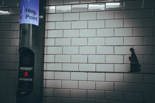 New York: Braucht jemand Hilfe im U-Bahnhof Prince Street? by Andreas Bromba, Photography for Sale on Singulart