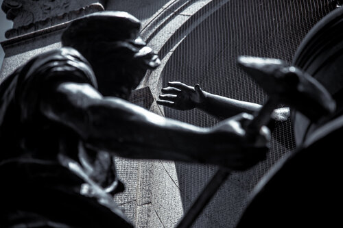 New York: Hammerschläge am Herald Square van Andreas Bromba, Fotografie te koop op Singulart
