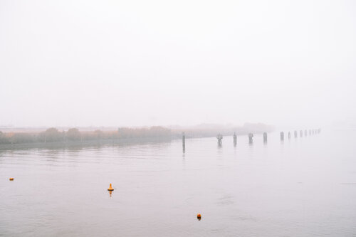 Hamburg im Nebel: Die Elbe hüllt sich ein by Andreas Bromba, Photography for Sale on Singulart