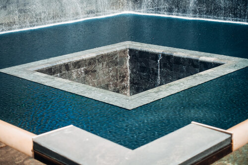 New York: Ein stilles Monument des Nachdenkens by Andreas Bromba, Photography for Sale on Singulart