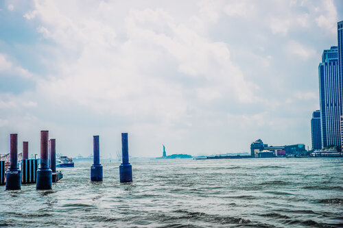 New York: Der Südzipfel von Manhattan (und hinten winkt die Freiheitsstatur) von Andreas Bromba, Fotografie kaufen auf Singulart