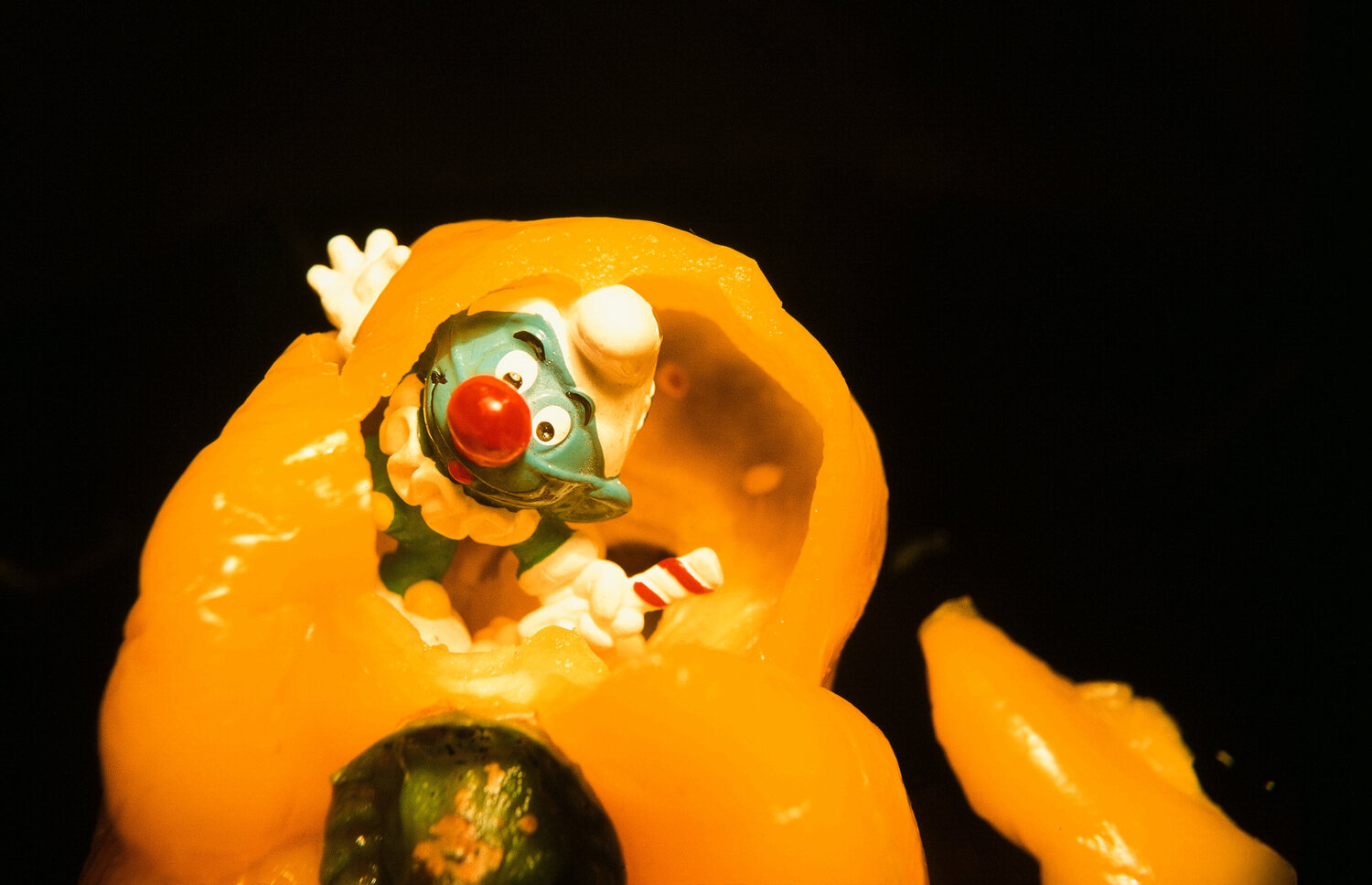 Überraschung! (Schlumpf in gelber Paprika) Andreas Bromba Fotografie zu verkaufen