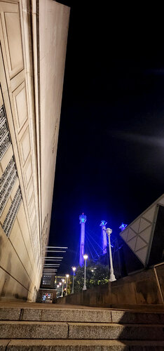 KCMO-240926-07 (Kansas City, KC, Pylons, Crowning Sculptures, Bartle Hall Sky Stations) von Lord Fauntleroy, Fotografie kaufen auf Singulart