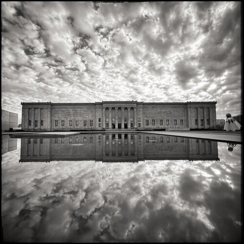 Cloud Reflections: The Nelson-Atkins Museum of Art (BW) by Shirley Harryman, 사진 for Sale on Singulart