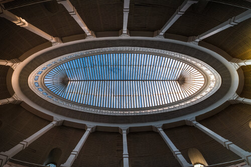 Lueurs d'espoir dans un ciel sans étoiles, Crypte oubliée, Portugal van Francis Meslet, Fotografie te koop op Singulart