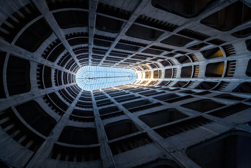 Babel ne s'est pas défait en un jour, Parking garage hélicoïdal, France von Francis Meslet, Fotografie kaufen auf Singulart