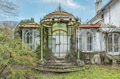 Everybody knows - Villa abandonnée, France 2019 - Caisse américaine bois noir (autres formats et finitions sur demande) van Francis Meslet, Fotografie te koop op Singulart