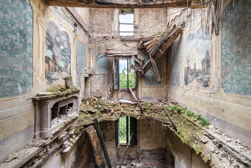Glissement sous tes reins, Villa en ruines, Italie 2014 - Caisse américaine bois noir van Francis Meslet, Fotografie te koop op Singulart