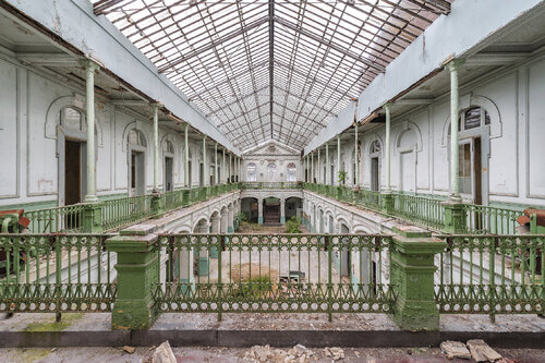 L'école des Demoiselles, Lycée abandonné, Province de Liège, Belgique - Caisse américaine bois noir de Francis Meslet, Fotografía a la venta en Singulart
