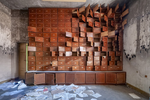 Courant d'ère, Manicomio abandonné, Italie 2014 - Caisse américaine bois noir par Francis Meslet, Photographie en vente sur Singulart