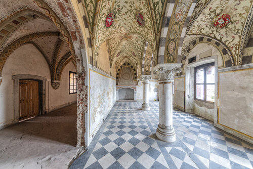 Pile ou farce - château abandonné, Italie 2020 - Caisse américaine bois noir van Francis Meslet, Fotografie te koop op Singulart