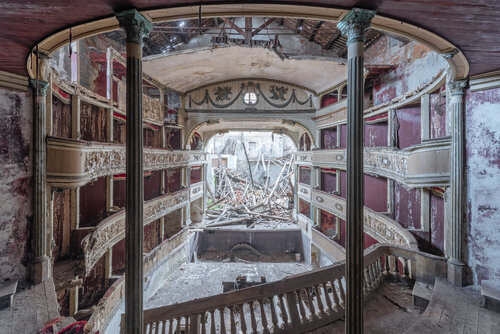 Premières loges - Théâtre abandonné, Italie 2020 - Caisse américaine bois noir Francis Meslet