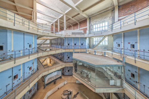 Cellule de dégrisement - Chai à vin oublié, France, 2021 - Caisse américaine bois noir par Francis Meslet, Photographie en vente sur Singulart