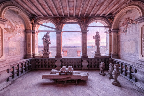 Tous les matins du monde, Villa abandonnée, Italie -  Caisse américaine bois noir -  (autres formats et finitions sur demande) Francis Meslet