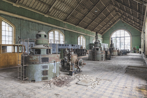 Premier Rendez-vous, Centrale hydro-électrique abandonnée, France 2018 - Caisse américaine de bois noir di Francis Meslet, Fotografia in vendita su Singulart