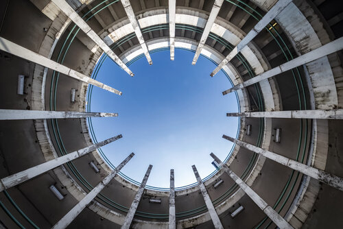 Le tourbillon de la vie, parking hélicoïdal, France von Francis Meslet, Fotografie kaufen auf Singulart