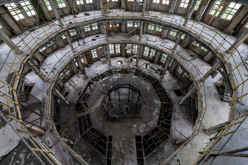 Introspection lacunaire, niveau 3, Site pétrochimique abandonné, Italie di Francis Meslet, Fotografia in vendita su Singulart