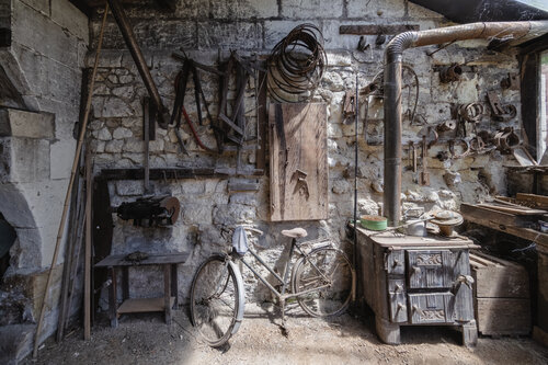 À la recherche du tant perdu, Atelier forge, Moulin des mécaniciens, France - Caisse américaine de bois noir by Francis Meslet, 사진 for Sale on Singulart