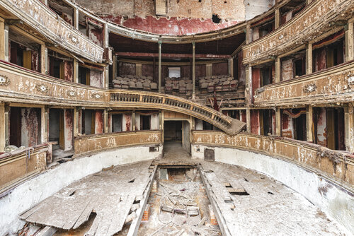 Décolleté vertigineux, Abandoned Theater, Italy di Francis Meslet, Fotografia in vendita su Singulart
