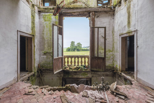 Chérie, va fermer la fenêtre, Palais abandonné, Italy - Caisse américaine bois noir van Francis Meslet, Fotografie te koop op Singulart
