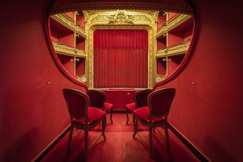 Éloge de l'absence, Théâtre abandonné, France - Caisse américaine bois noir Francis Meslet