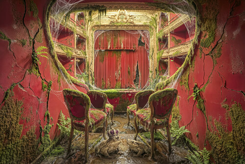 Le roi délear - Théâtre abandonné, France, 2046 - (Papier Hahnemühle FineArt Pearl, 285g/m2). von Francis Meslet, Digital kaufen auf Singulart