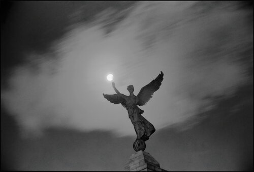 Angel Statue with Moon in Eclipse, Montreal von James Rae, Fotografie kaufen auf Singulart