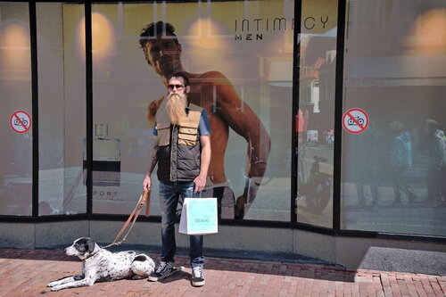 Man Shopping with Dog, Hoorn, Nederlands - June 2024 von James Rae, Fotografie kaufen auf Singulart