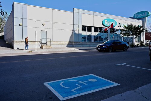 Rexall Drug, Renfrew, Ontario 2025-11-13 von James Rae, Fotografie kaufen auf Singulart
