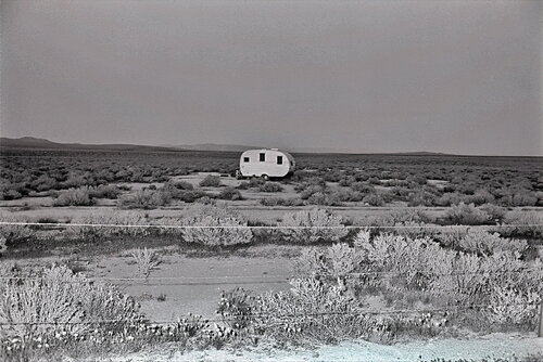 Trailer in the Desert - Lone Pine, California, May 1983 von James Rae, Fotografie kaufen auf Singulart