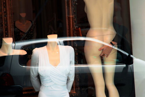 Mannequin Being Moved von James Rae, Fotografie kaufen auf Singulart