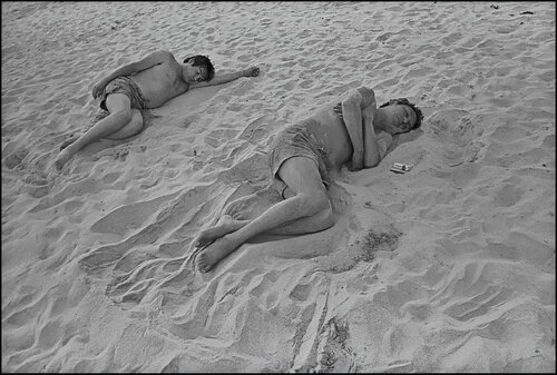 Sleeping Fishermen di James Rae, Fotografia in vendita su Singulart