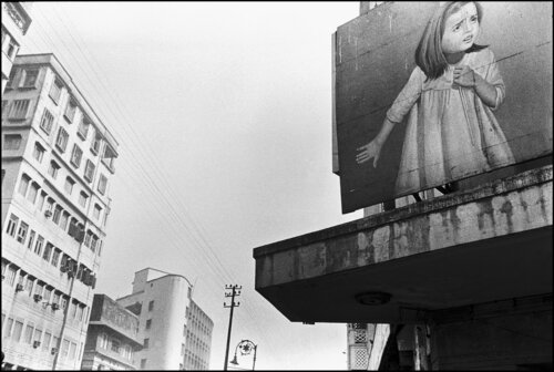 Matinee in the Theatre District, Kolkata di James Rae, Fotografia in vendita su Singulart