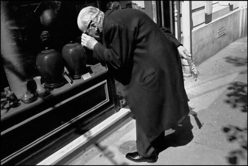 Man With Flowers Inspecting a Vase di James Rae, Fotografia in vendita su Singulart