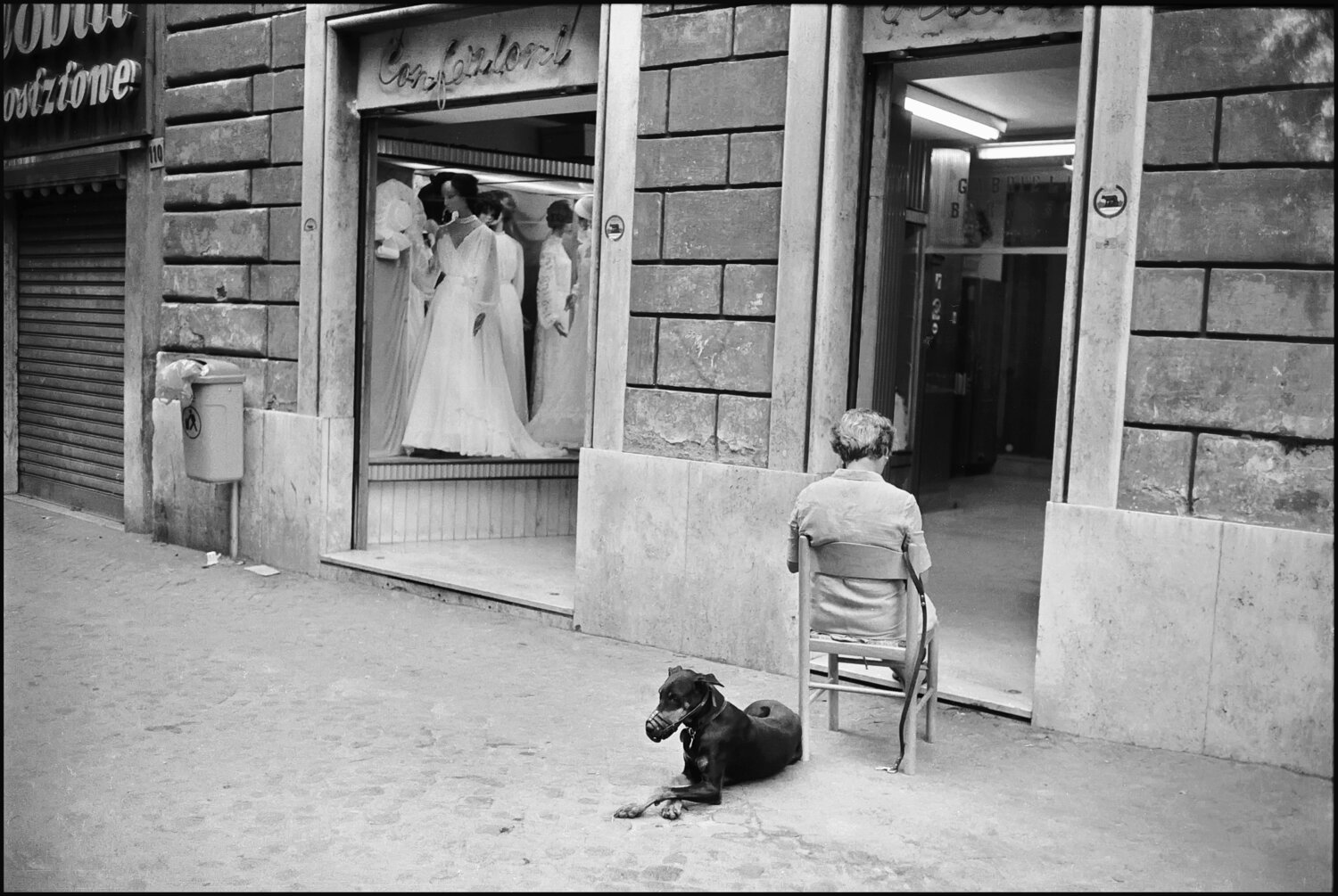 Woman with Doberman and Wedding Dresses, Rome James Rae Fotografie zu verkaufen