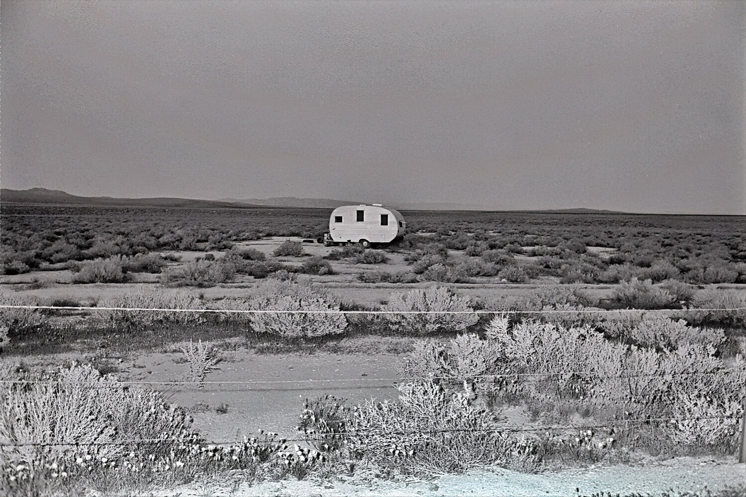 Trailer in the Desert - Lone Pine, California, May 1983 James Rae Fotografie zu verkaufen