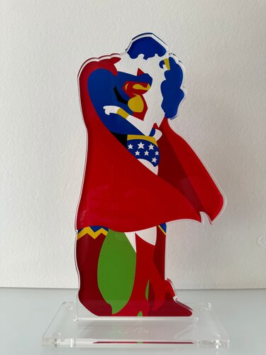 Superheroes in love  van Marco Lodola, Beeldhouwwerk te koop op Singulart