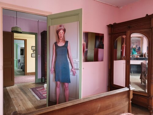 Apparition chambre rose Pauilhac 2 di Jean-Robert Franco, Fotografia in vendita su Singulart