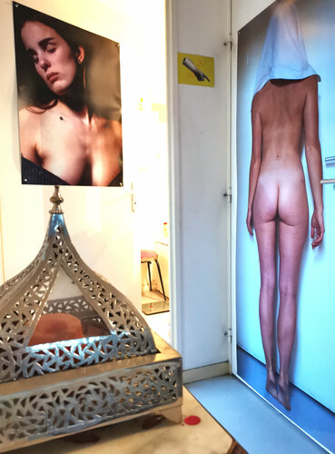 Apparition salle de bain di Jean-Robert Franco, Fotografia in vendita su Singulart