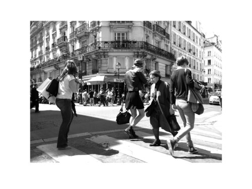 Crossing in le Marais, Paris van Marijon Walter, Fotografie te koop op Singulart
