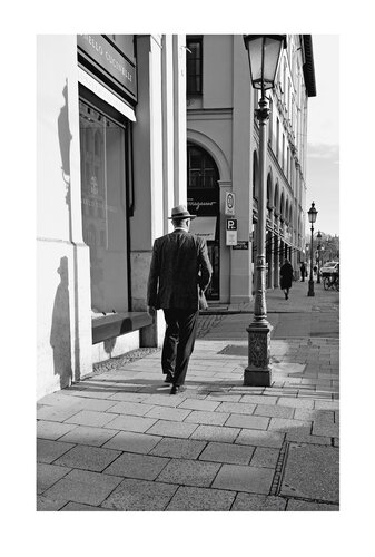 Man with hat I Munich di Marijon Walter, Fotografia in vendita su Singulart