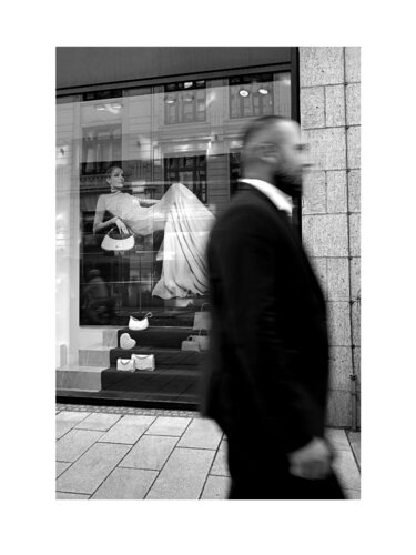 Purple dress I Hamburg par Marijon Walter, Photographie en vente sur Singulart